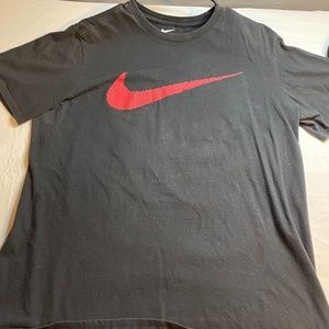 L Men's Black and Red Nike T-Shirt